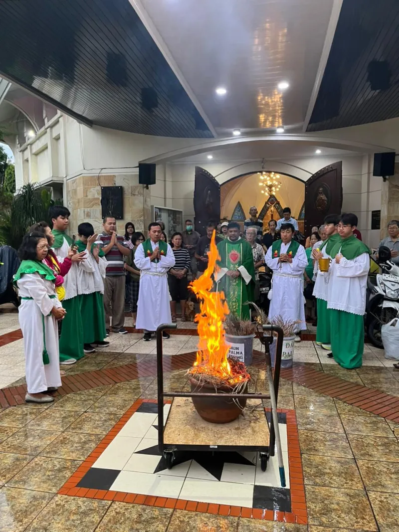 Pembakaran daun palma kering